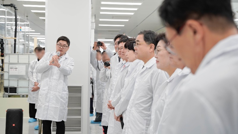 참고사진 2) 13일 국회 산업통상자원중소벤처기업위원회 김성원 위원장 등 위원들이 국정감사 현장시찰 활동으로 스탠다드에너지의 바나듐 이온 배터리 셀 자동화 생산설비 V-line을 시찰하며 김부기 대표의 설명을 듣고 있다.jpg
